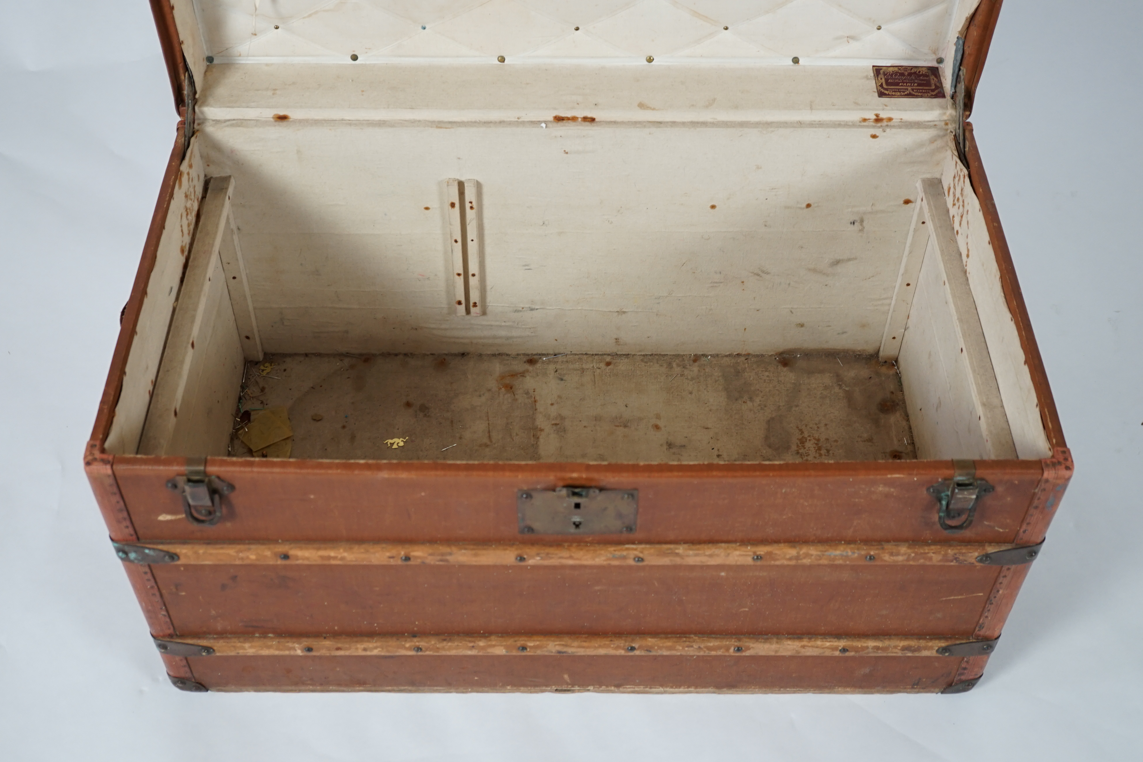 E. Goyard Aine, 233 Rue Saint Honore Paris, a late 19th or early 20th century canvas covered travelling trunk, brass mounted with ash batons, height 48cm, width 86cm, depth 49cm